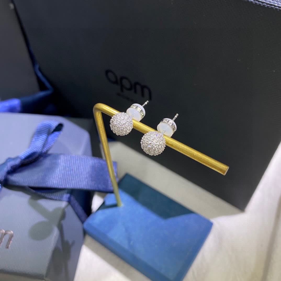 APM Monaco Elegant Diamond Stud Earrings